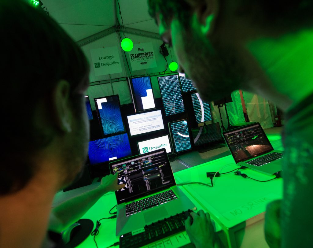 Deux personnes devant des écrans verts. Dejsardins activation de marque