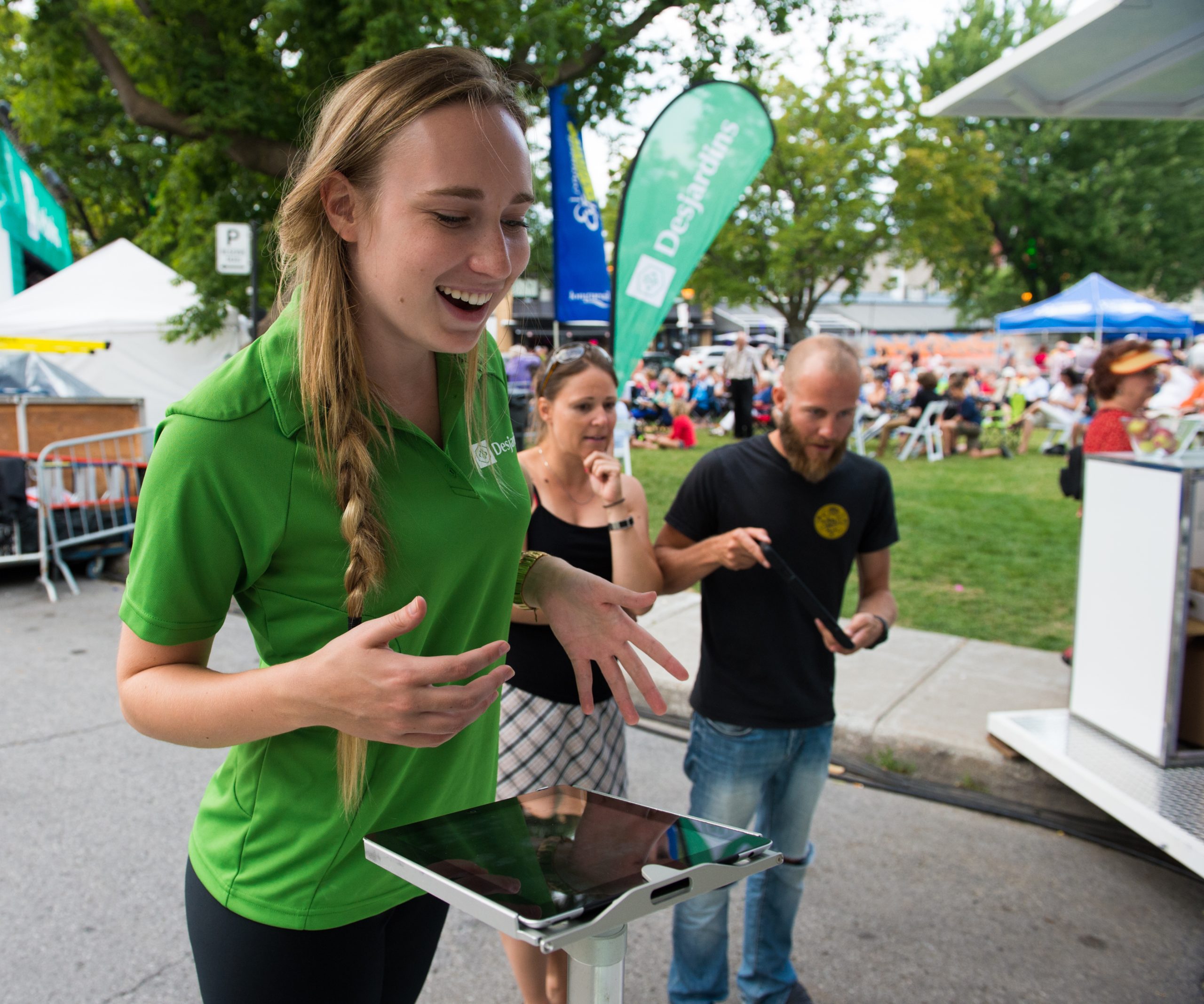 Femme en vert avec tablette, événement.