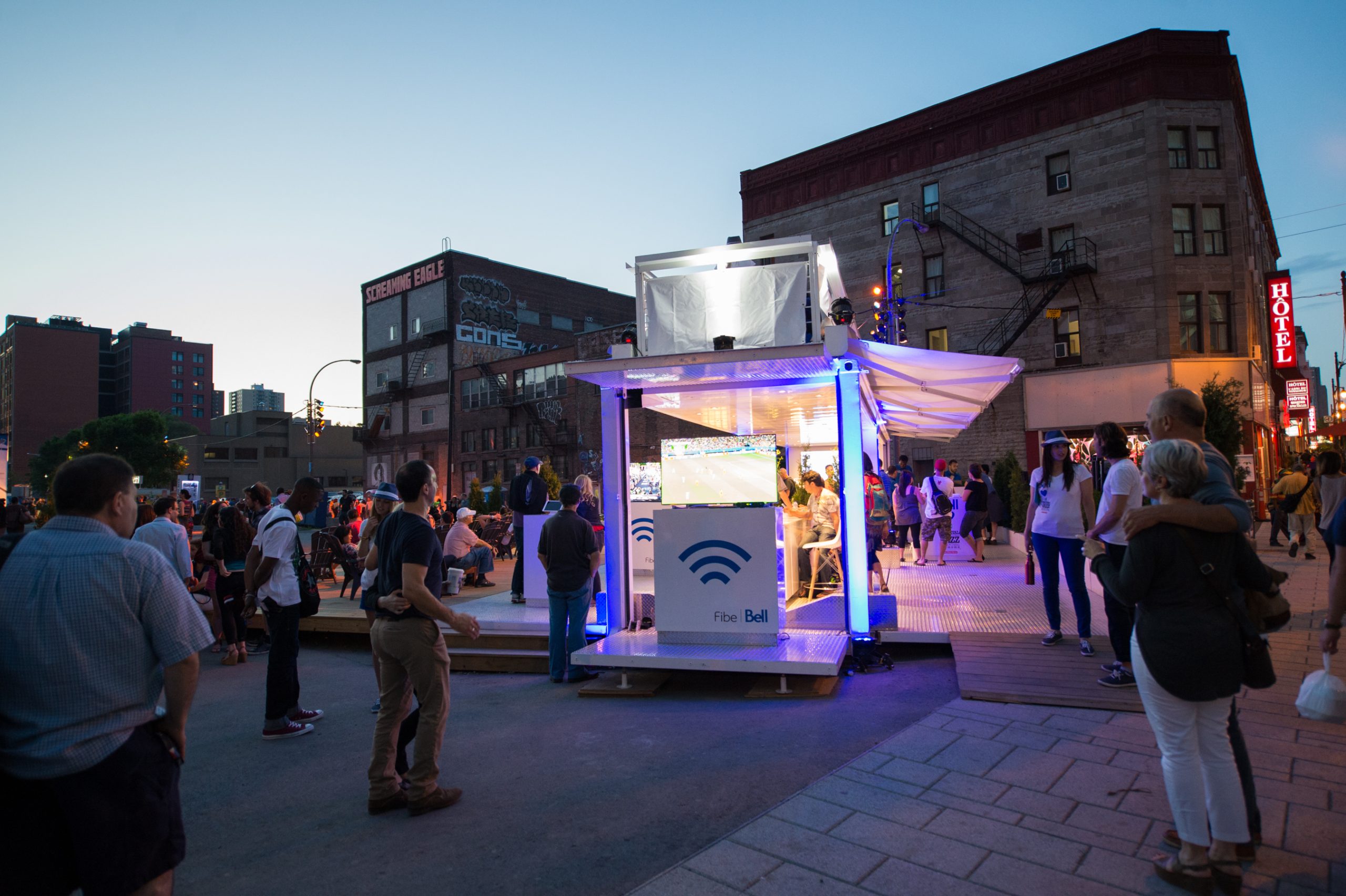 Stand de Wi-Fi en soirée