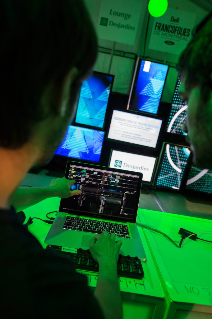 Deux personnes utilisant un ordinateur portable.