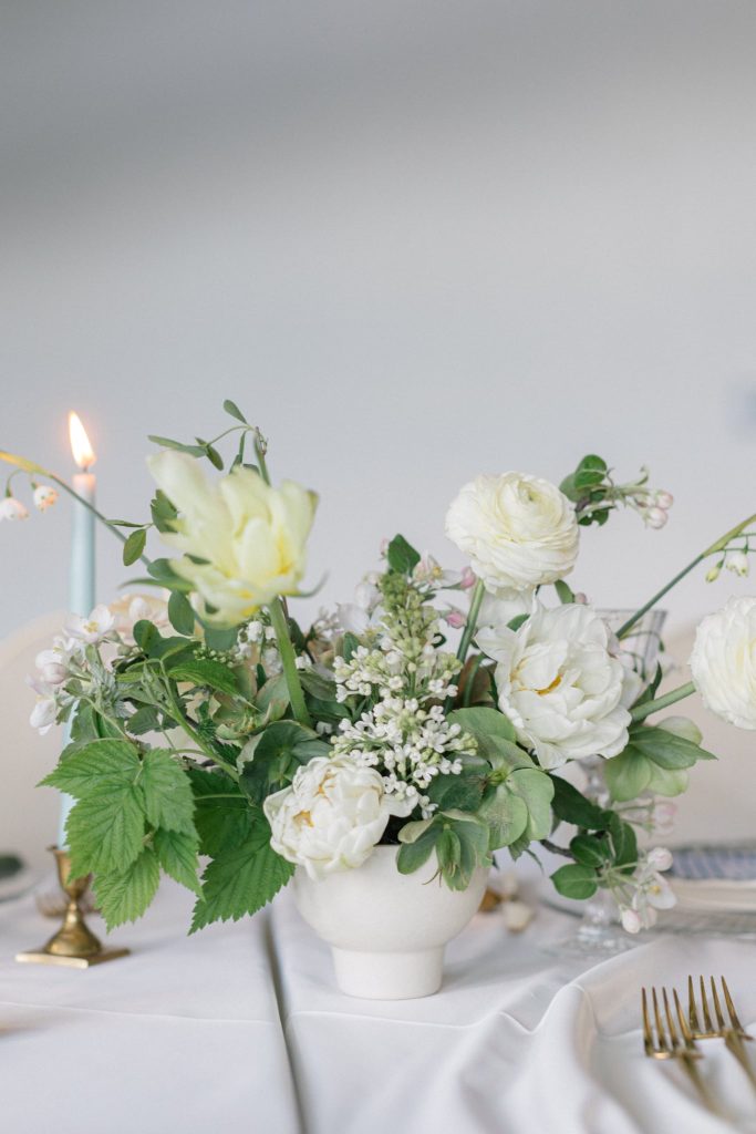 Arrangement floral élégant sur table