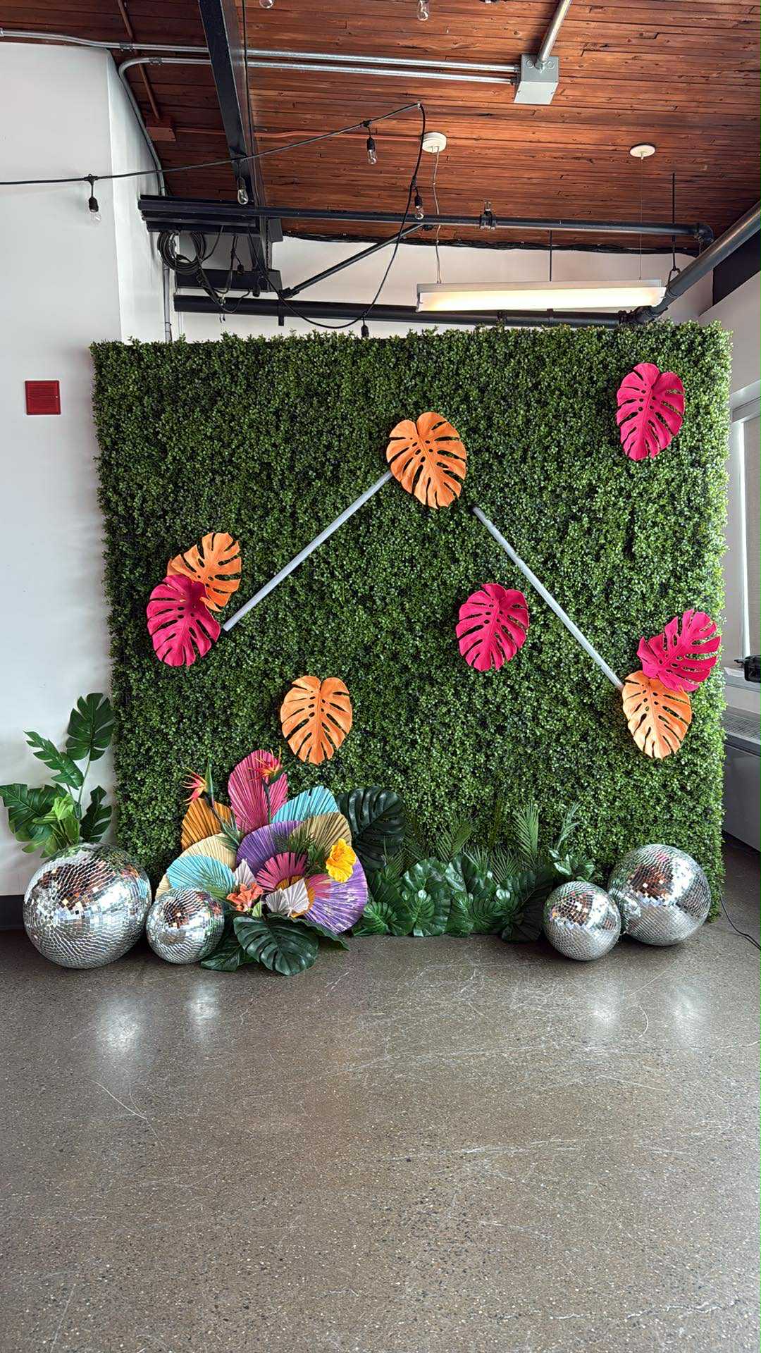 Mur végétal avec décorations colorées