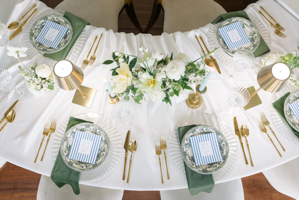 Table élégante avec vaisselle raffinée.