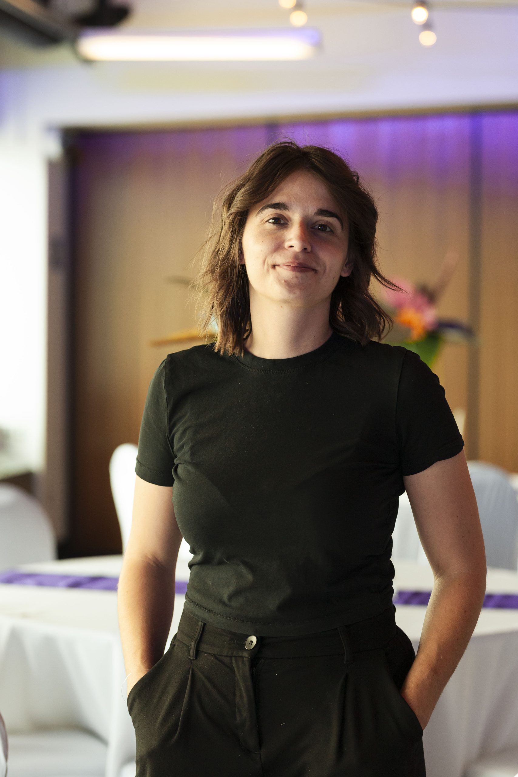 Femme en noir dans un événement.