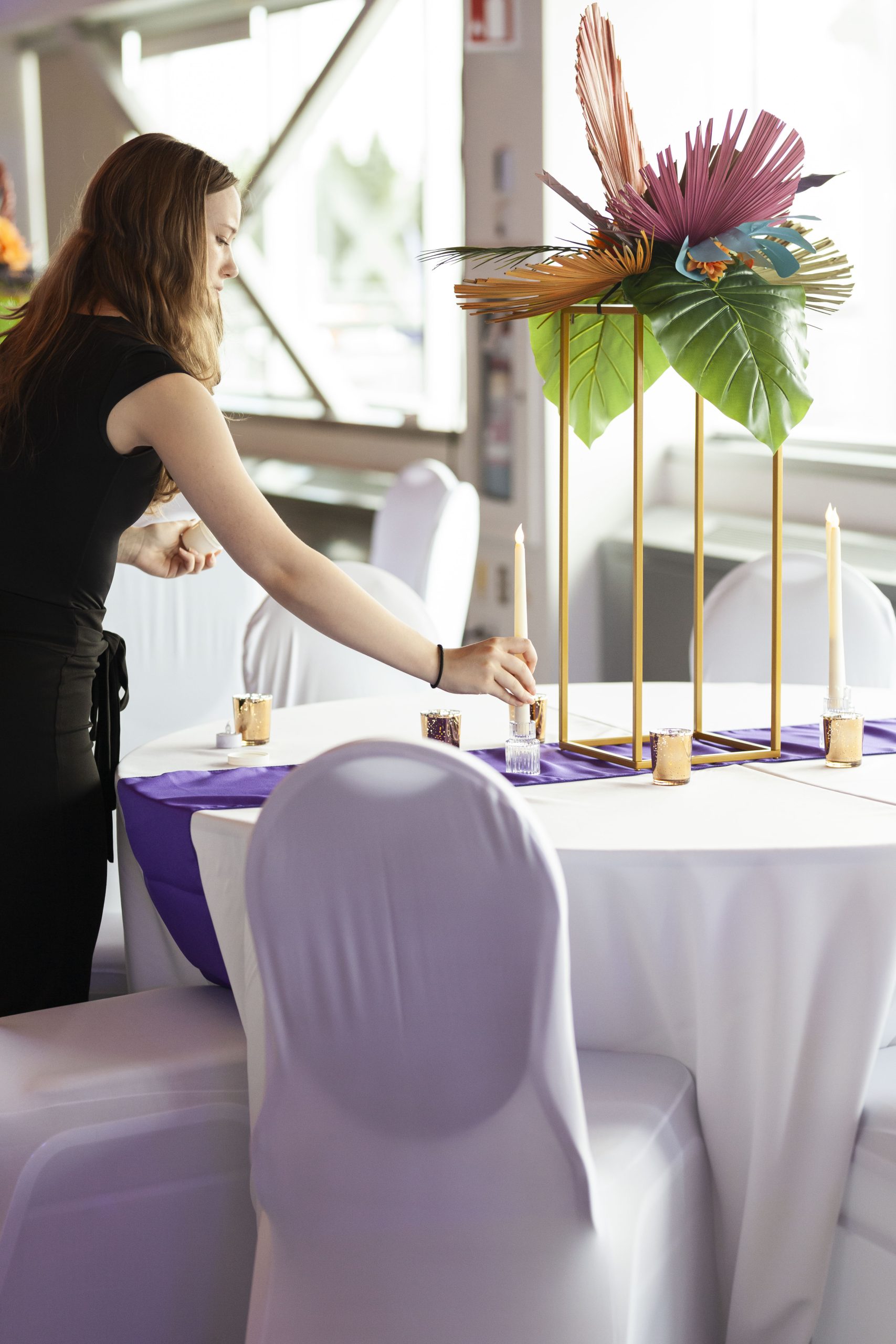 Femme préparant une table élégante.