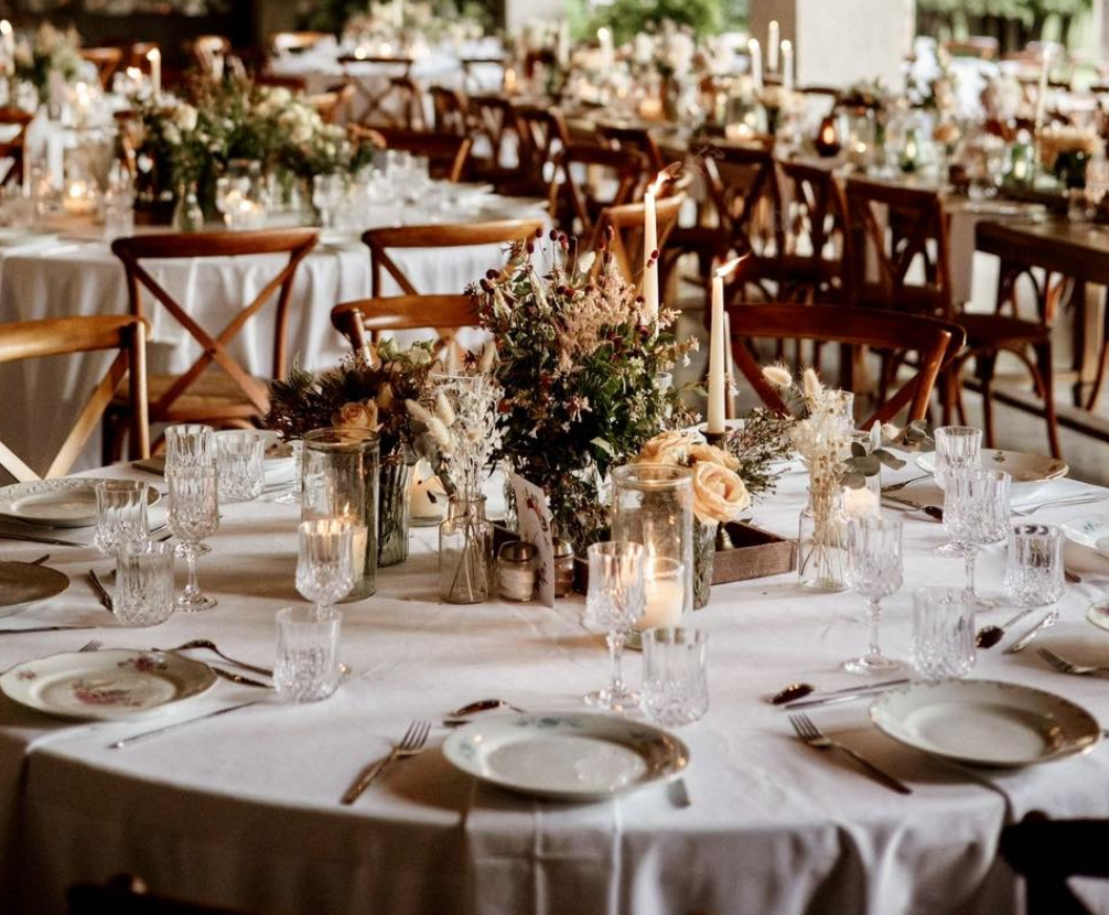 Table élégante avec fleurs et bougies.