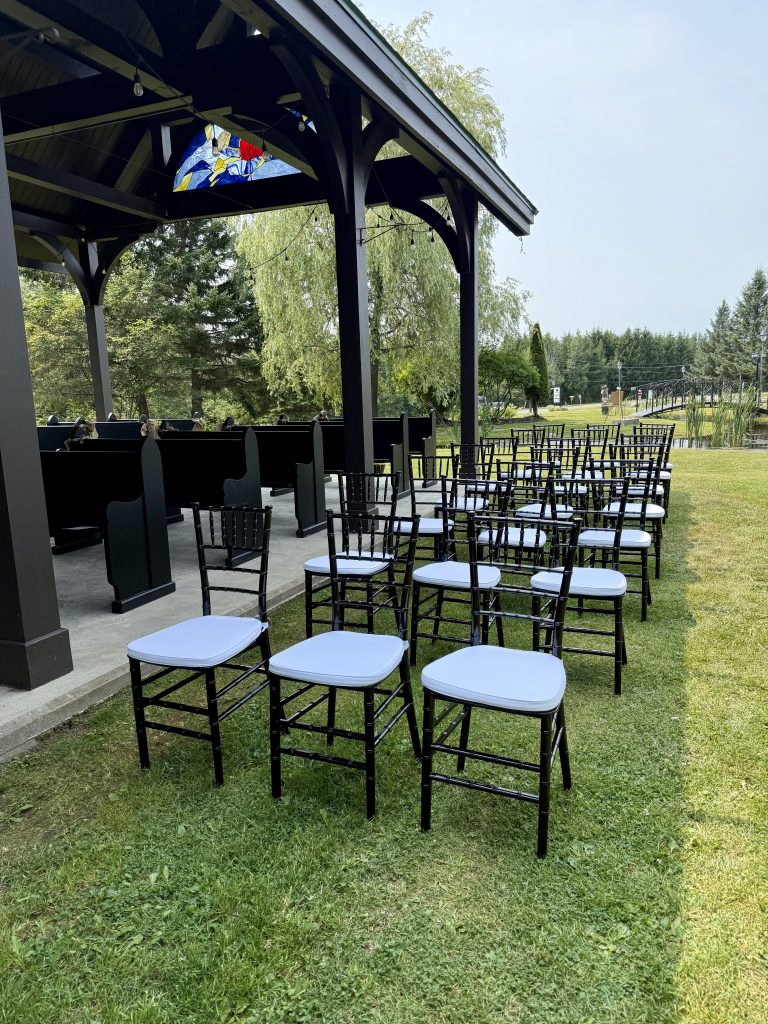 Chaises alignées pour un événement extérieur.