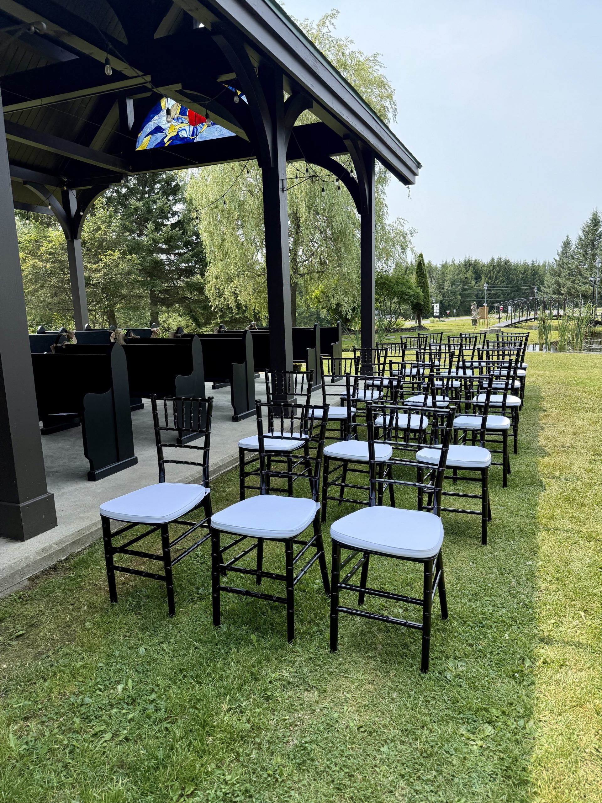 Chaises alignées pour un événement extérieur.