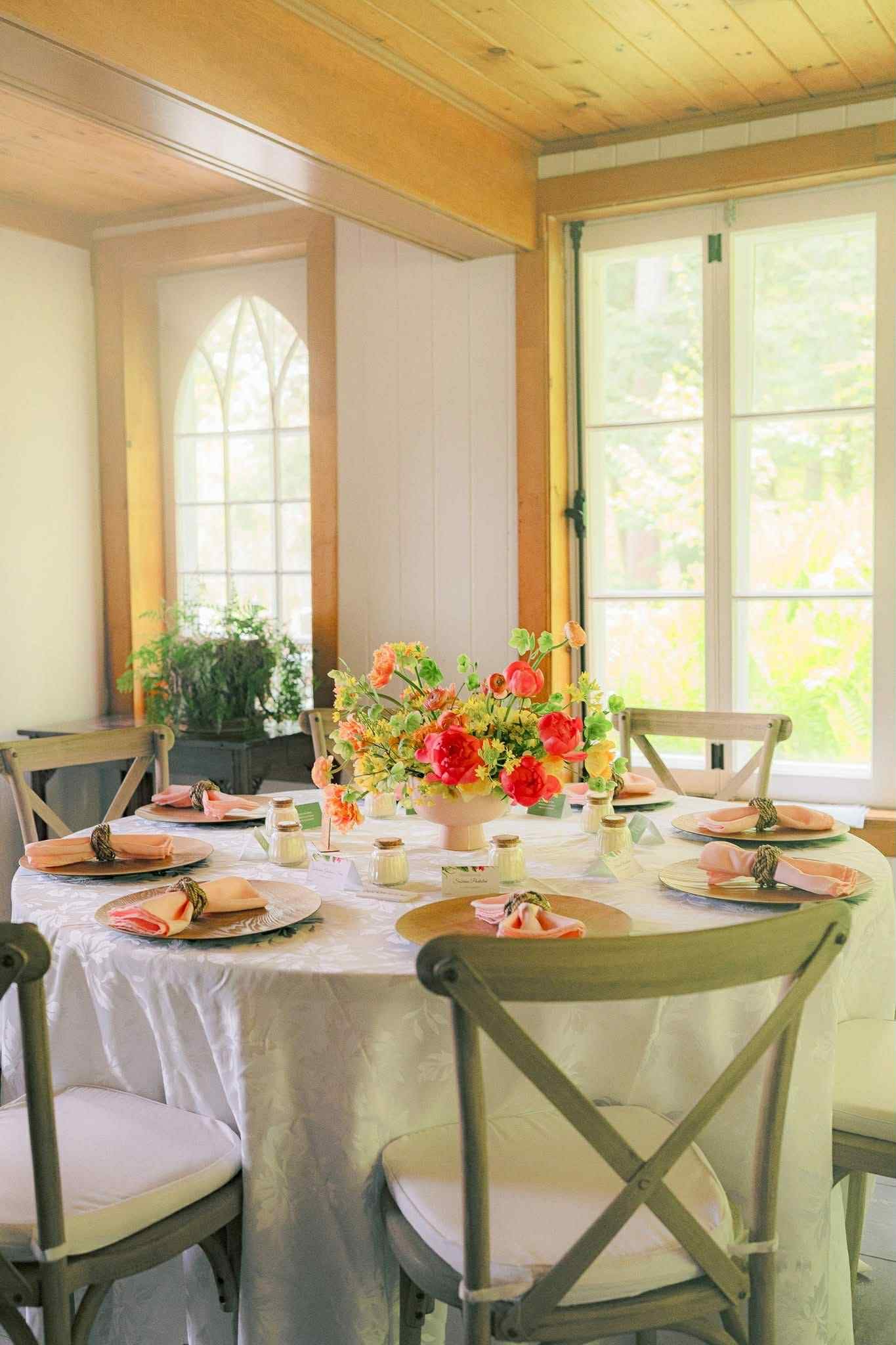 Table élégante avec fleurs colorées.