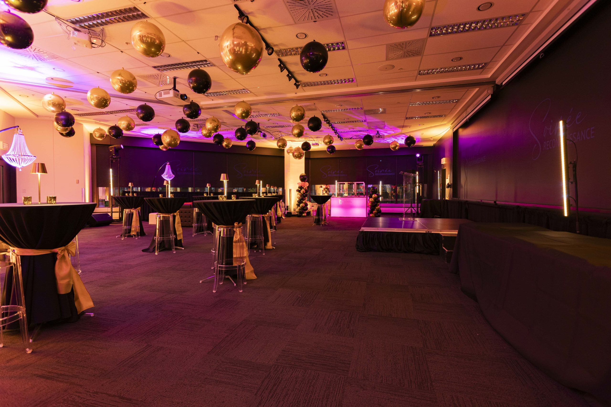 Salle de fête avec décor élégant.